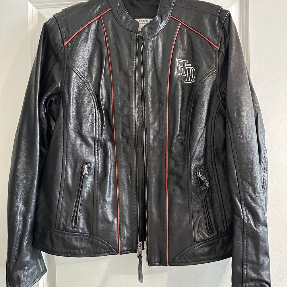 Women’s Harley Davison, leather jacket with liner inside pockets& outside pocket